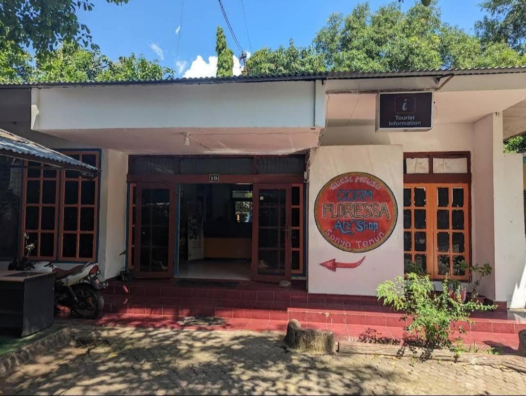 Guest House Dorm Floressa Maumere Buitenkant foto